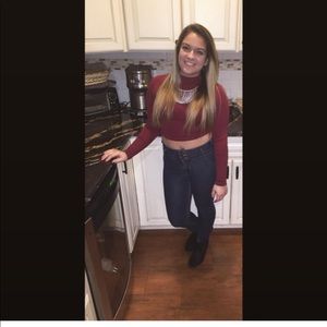 Cropped turtleneck maroon shirt